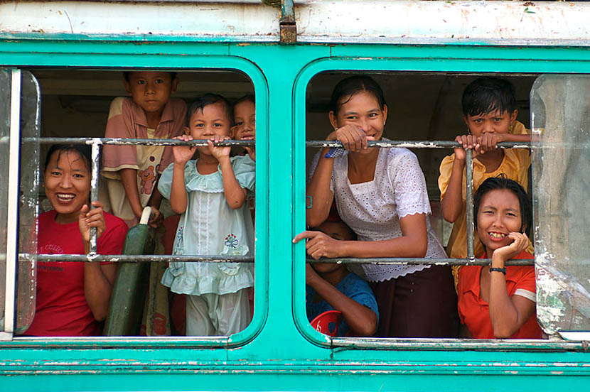 ポパ山へ向かうバス　　ニャンウー　バガン