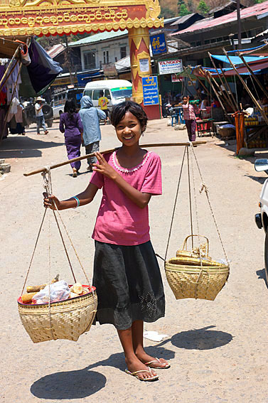 タナカ（頬などに塗る日焼け止め&化粧の木）売りの少女　タウン カラッの門前町　ポパ山