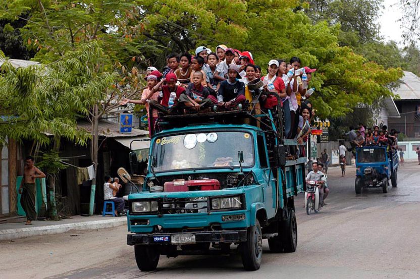 ミャンマー新年「ティンジャン」祭へ続々と集まり村を駆け回る。　ニャンウー　バガン
