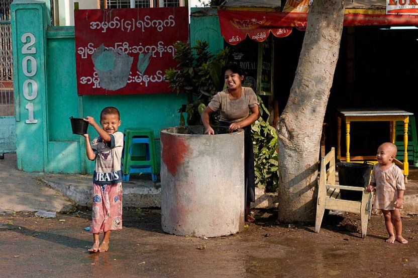 こちらまで無性にわくわくしてくる、地方のティンジャン 水かけ祭　　ニャンウー　バガン