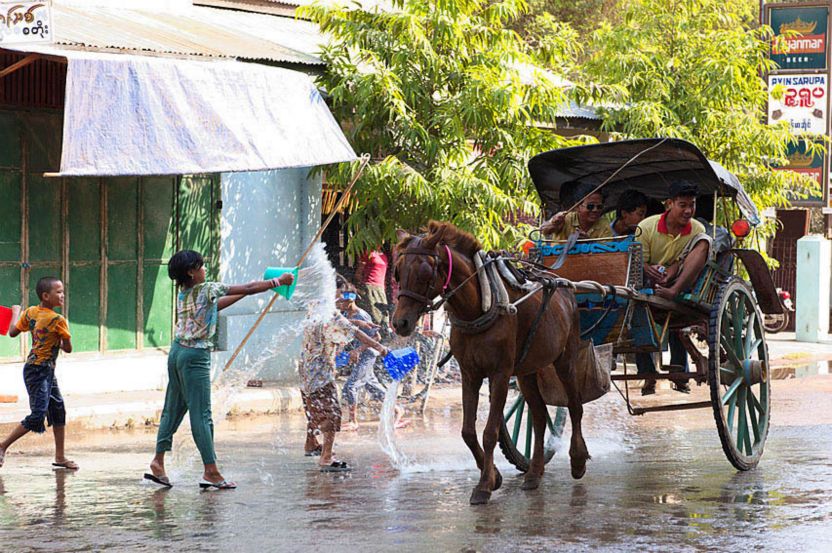 こちらまで無性にわくわくしてくる、地方のティンジャン 水かけ祭　　ニャンウー　バガン
