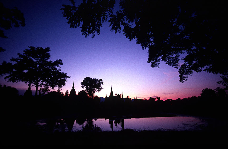ワット・マハタート前の池は クラトーン（蓮華の器）が流される満月の日を静かに待っていた