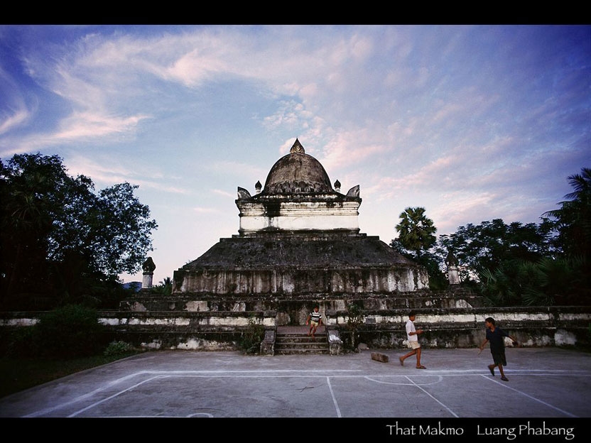 上部の形からスイカ寺と呼ばれるタット・マクモ　ワット・ビスンナラート