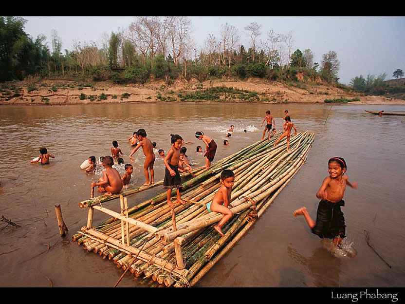 カーン川に浮かべられた竹の筏で遊ぶ　さすがにこの歳になると女の子はシンを巻いている