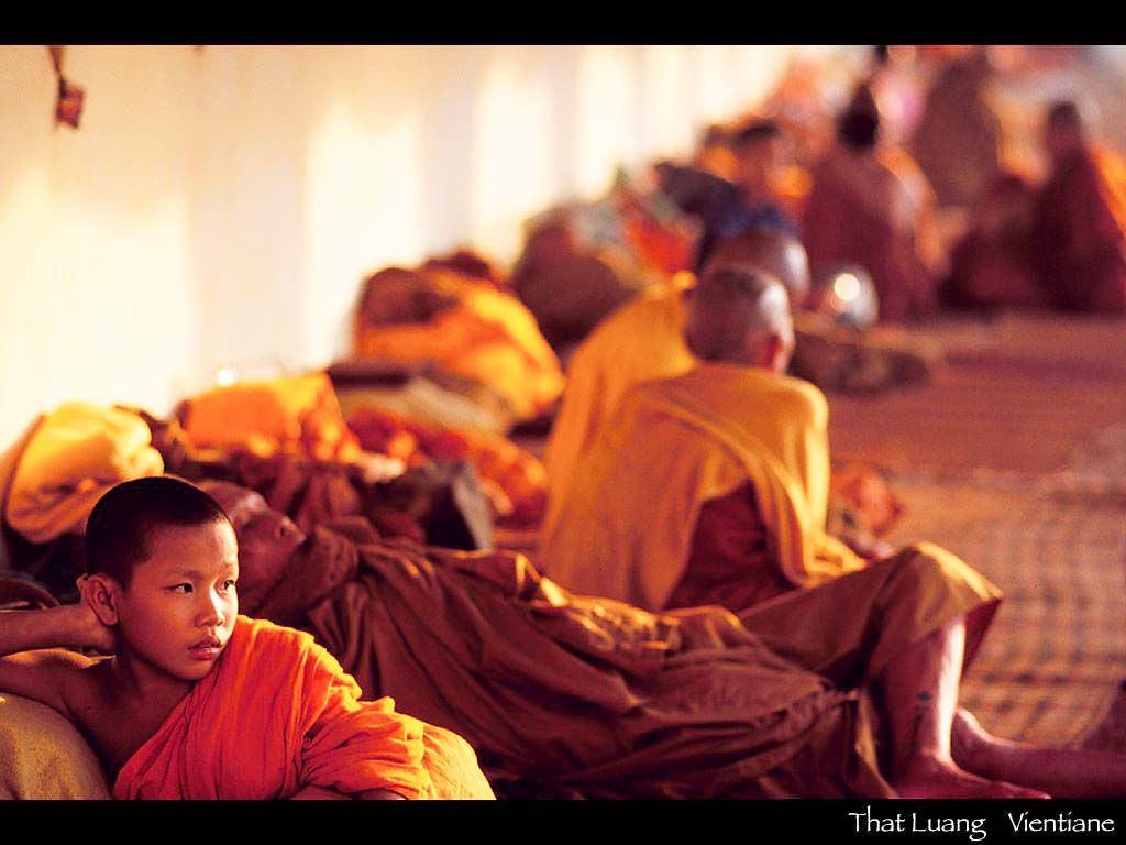タット・ルアン大祭を待つ僧侶たち　ビエンチャン