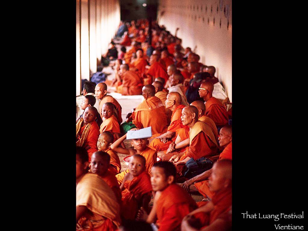 全国各地から集まった僧侶たち タット・ルアンの回廊は大祭前から無数の僧侶で埋め尽くされる　タット・ルアン大祭　ビエンチャン
