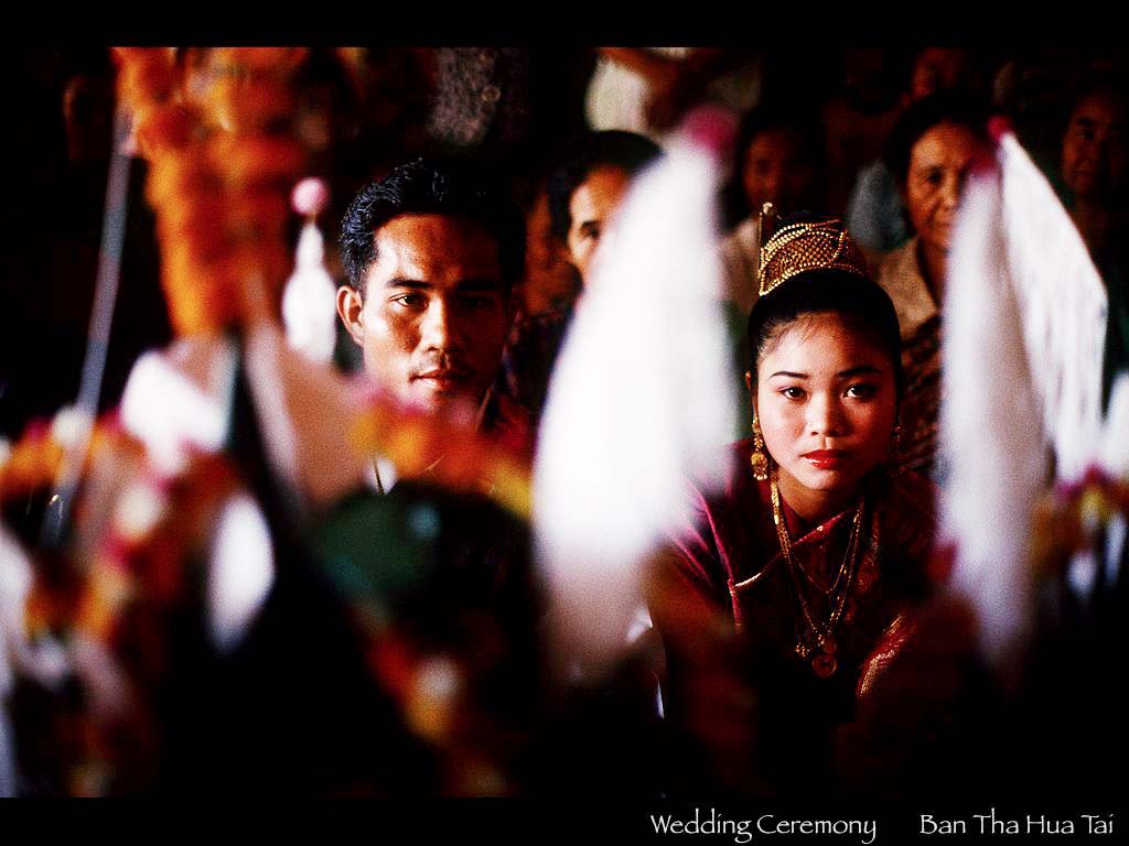 小さな村の小さな自宅で執り行われた結婚式　タ・フア・タイ村