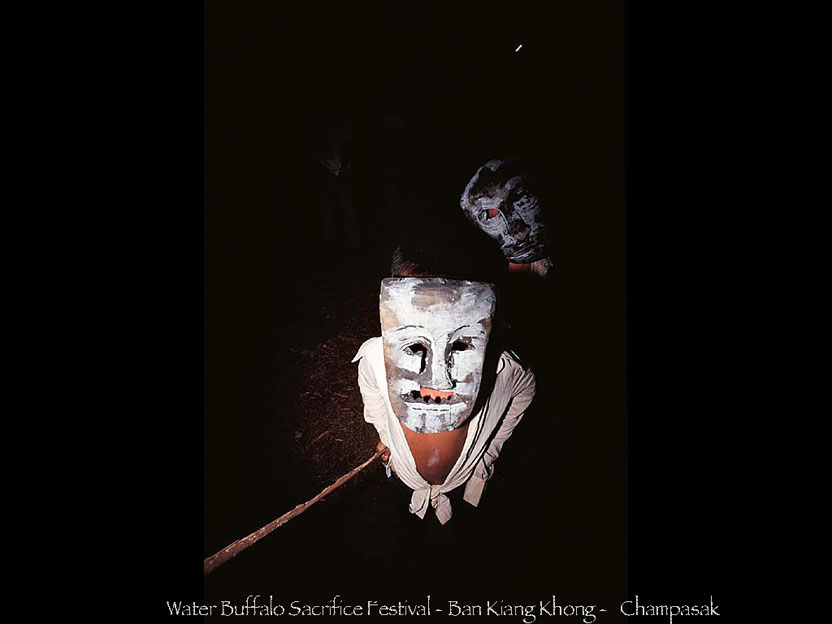 深夜 祭儀の開始を告げる仮面踊りが銅鑼の音とともに村の家を巡る　キアン・コーン村　チャンパサック