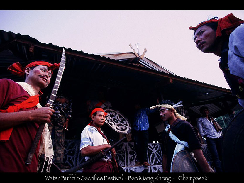 男たちは盾と剣を持ち儀式へと備える　キアン・コーン村　チャンパサック